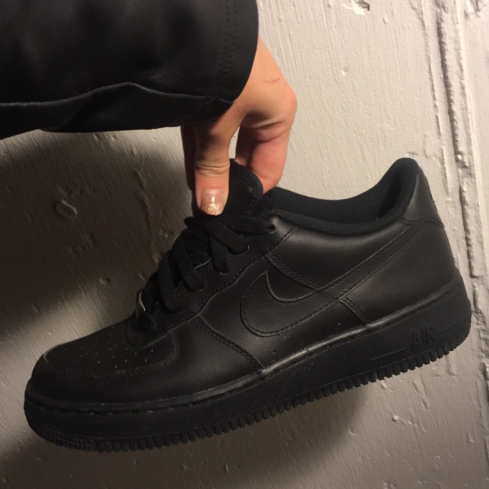 Black Air Force 1s 7Y Men's 7 Woman's 9